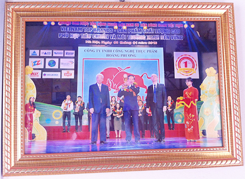 cong-ty-hoang-phuong-don-nhan-cup-vang-thuong-hieu-thuc-pham-tot-nhat-2016-1